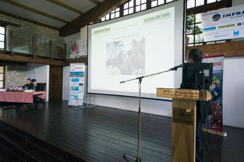 Tomasz Poloczek z firmy HABA-BETON Johann Bartlechner sp. z o.o. przedstawia projekt polegający na realizacji gigantycznego mikrotunelu z wykorzystaniem rur DA4100 DN3200 w Monachium / fot. inzynieria.com