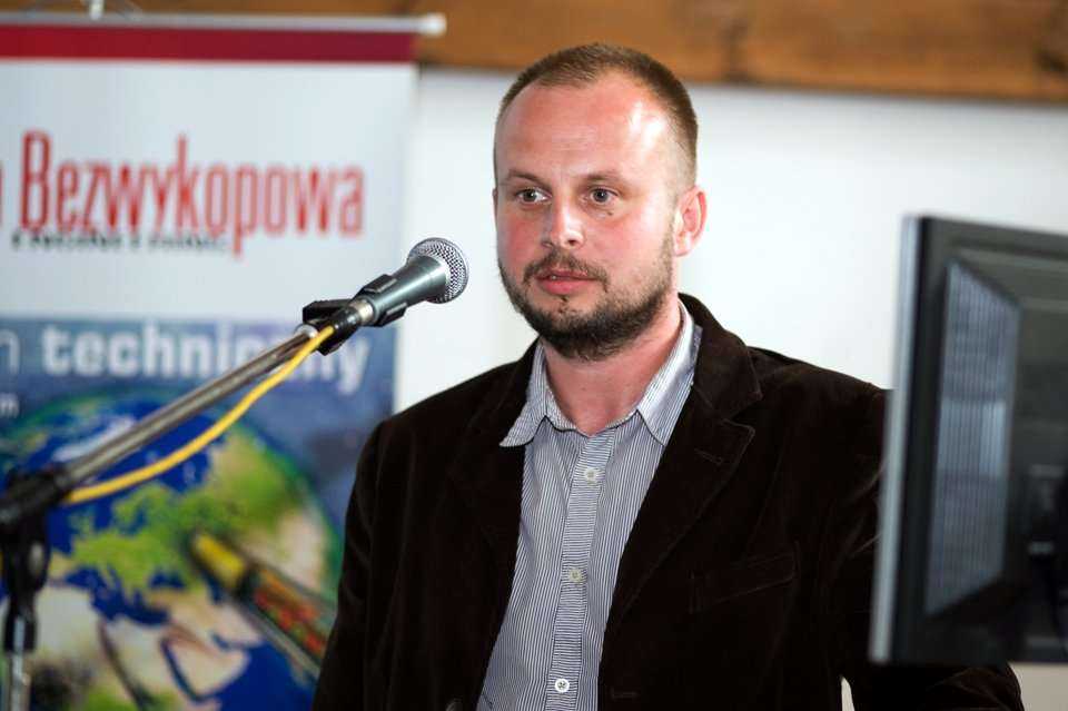 Marcin Łukaszewicz z MPWiK S.A. w Krakowie prezentuje korzyści wynikające z budowy sieci szerokopasmowej na przykładzie Miejskiego Przedsiębiorstwa Wodociągów i Kanalizacji S.A. w Krakowie  / fot. inzynieria.com