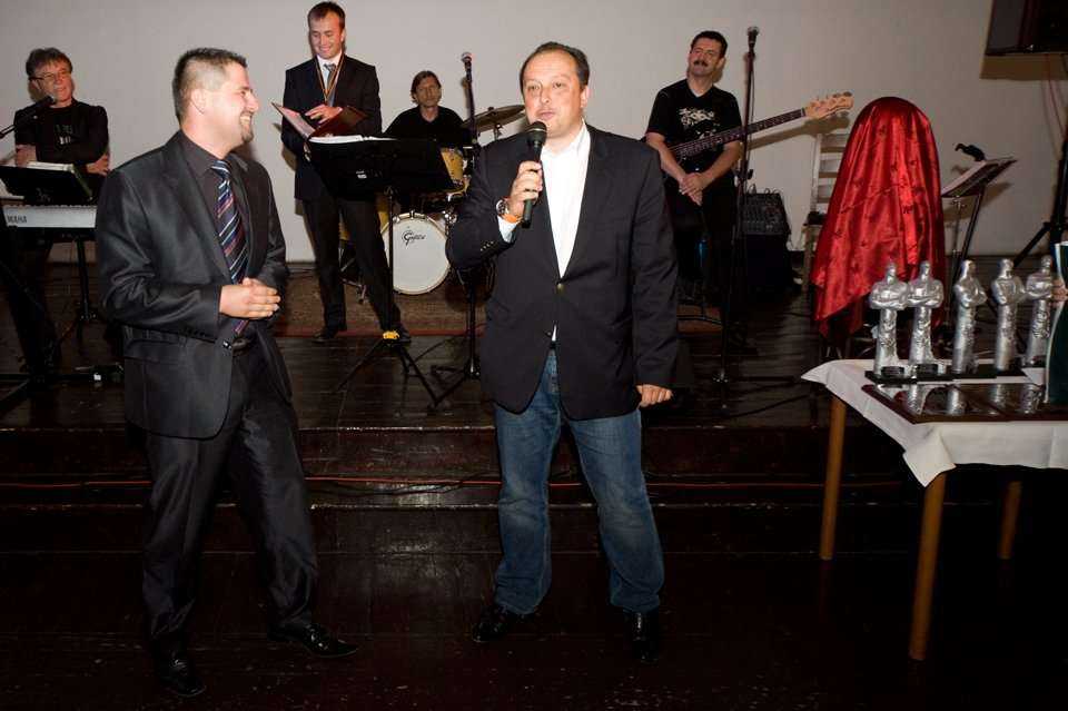 Od lewej: Marcin Cwielong z firmy HABA-BETON Johann Bartlechner sp. z o.o. - zwycięzca w zawodach wspinaczkowych na sztuczną ściankę; Dymitr Petrow-Ganew z firmy Herrenknecht AG - sponsor nagrody w postaci netbooka za uzyskanie najlepszego czasu we wspina