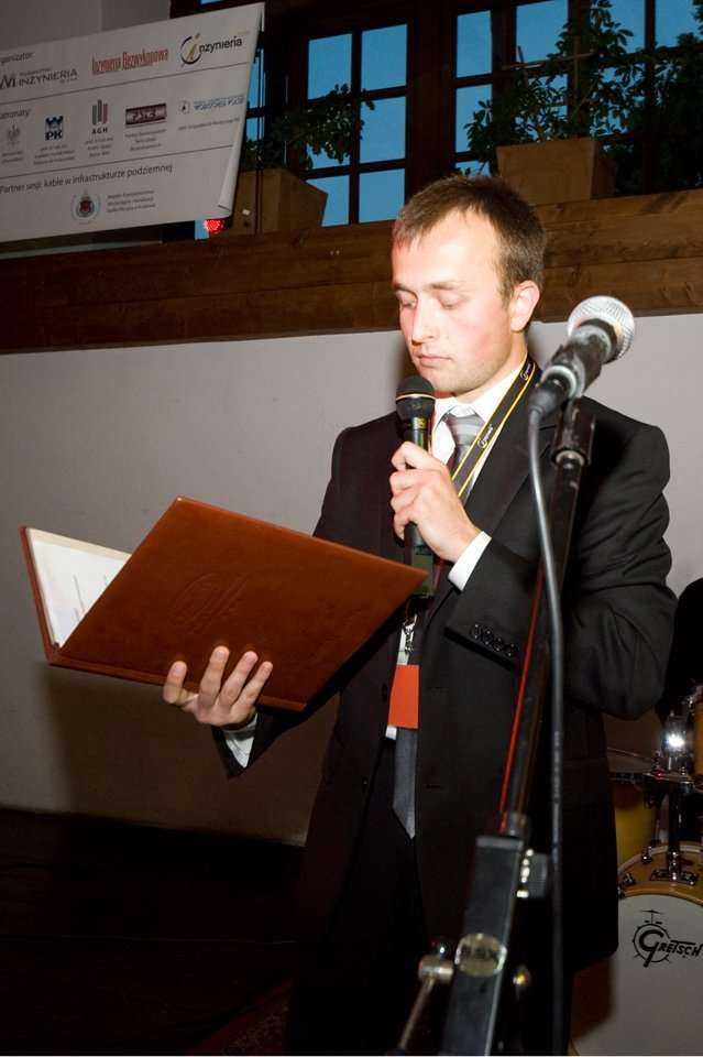 Tadeusz Sadowski z Wydawnictwa INŻYNIERIA sp. z o.o. - prowadzący Galę rozdania nagród TYTAN podczas IX Międzynarodowej Konferencji, Wystawy i Pokazów Technologii INŻYNIERIA Bezwykopowa 2011