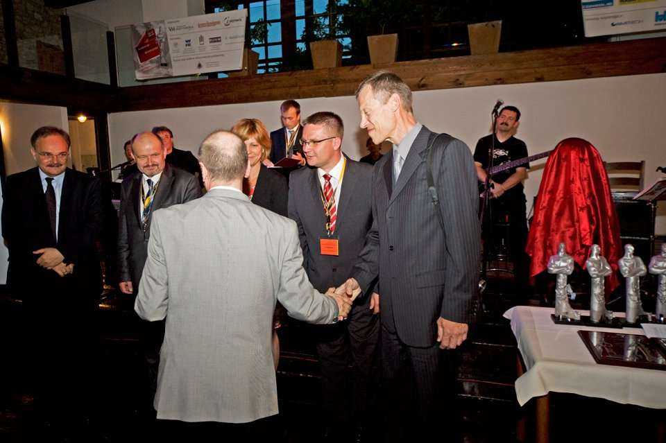 Wiesław Pancer - Prezes Zarządu PWiK sp. z o.o. w Olsztynie odbiera gratulacje za otrzymanie Tytanowego Laura Inwestora od członków Jury (od lewej: dr inż. Karol Ryż z Politechniki Krakowskiej, dr hab. inż. Adam Wysokowski, prof. Uniwersytetu Zielonogórsk