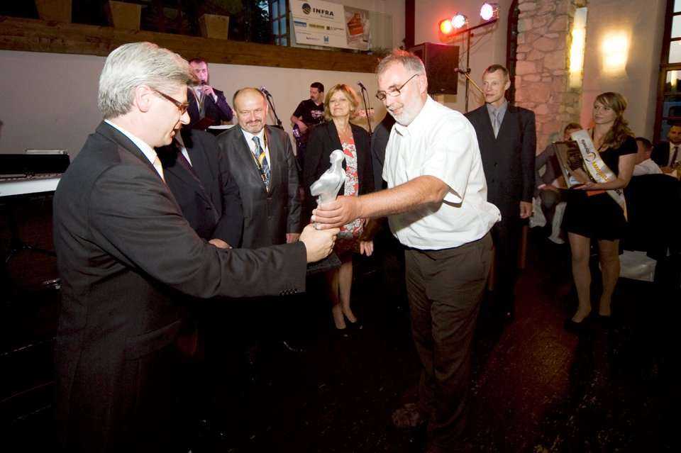 Nagroda TYTAN w kategorii europejski projekt w technologiach bezwykopowych przyznana została konsorcjum firm: HYDROBUDOWA 9 S.A., P.R.G. \'Metro\' sp. z o.o., KWG S.A. za budowę układu przesyłowego ścieków z Warszawy lewobrzeżnej do Oczyszczalni Ścieków C