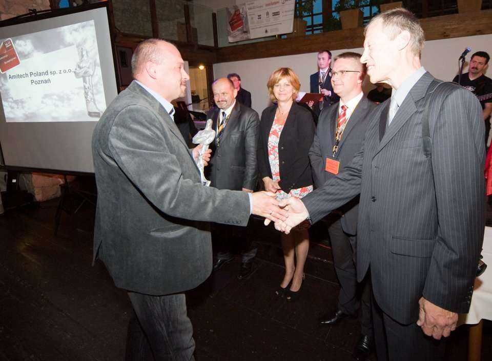 Tomasz Jamroz z firmy AMITECH POLAND sp. z o.o. odbiera nagrodę TYTAN przyznaną w kategorii projekt roku za rury ciśnieniowe GRP FLOWTITE z żywic poliestrowych wzmacnianych włóknem szklanym z wypełniaczem w postaci piasku kwarcowego. Od lewej: Tomasz Jamr
