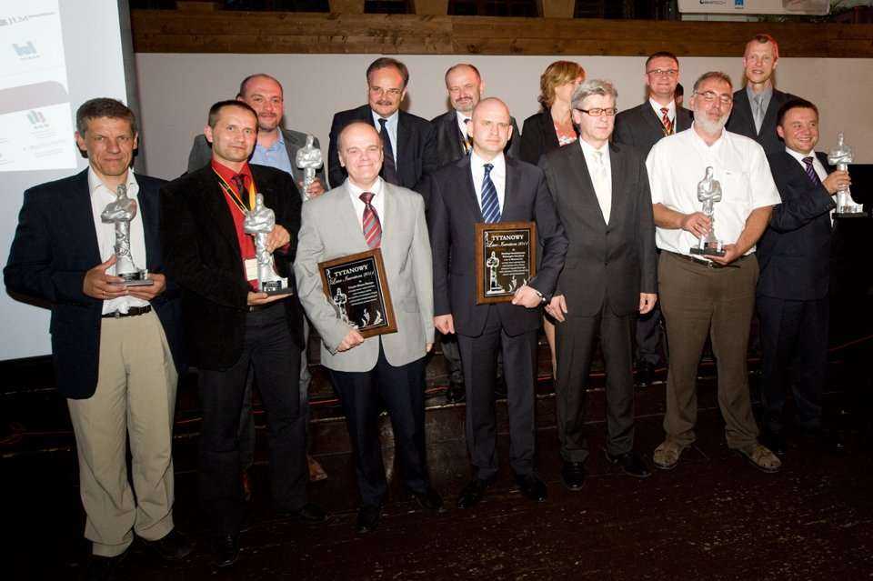 Laureaci nagród TYTAN 2011 i Tytanowych Laurów Inwestora. Rząd I - Tomasz Tutaj z firmy UNIMARK sp. z o.o., Grzegorz Rak z firmy P.R.I. INKOP sp. z o.o., Wiesław Pancer - Prezes Zarządu PWiK sp. z o.o. w Olsztynie, Adam Chwieduk - Członek Zarządu MPWiK w 