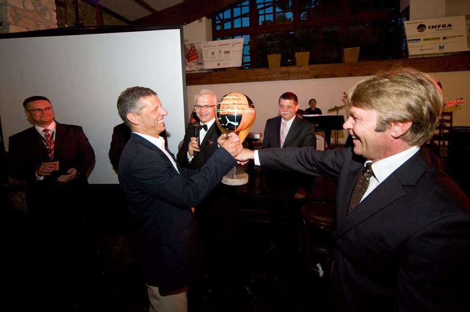 Tomasz Tutaj z firmy UNIMARK sp. z o.o. odbiera nagrodę z okazji dwudziestolecia istnienia firmy od przyjaciół z branży. Od lewej: Paweł Kośmider redaktor naczelny dwumiesięcznika \'Inżynieria Bezwykopowa\', Tomasz Tutaj z firmy UNIMARK sp. z o.o., Marius