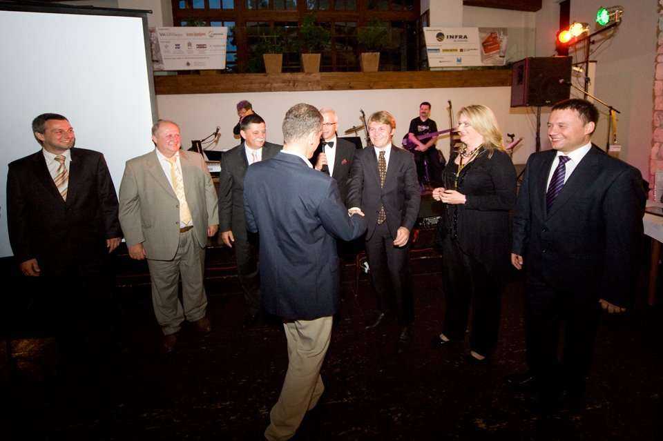 Tomasz Tutaj z firmy UNIMARK sp. z o.o. przyjmuje gratulacje od przyjaciół z branży na okoliczność dwudziestolecia istnienia firmy. Od lewej: Przemysław Łobodzie z MC-Bauchemie sp. z o.o., Lech Kowal z AQUASEWER sp. z o.o., Michał Andrzejewski z firmy Gam