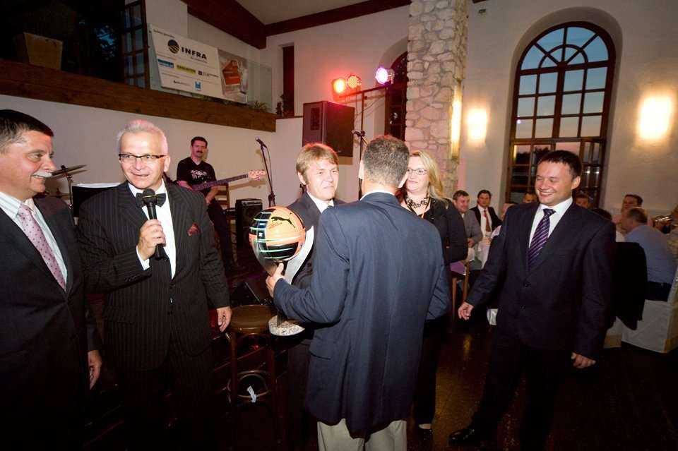 Tomasz Tutaj z firmy UNIMARK sp. z o.o. przyjmuje gratulacje od przyjaciół z branży na okoliczność dwudziestolecia istnienia firmy. Od lewej: Michał Andrzejewski z firmy Gamm-Bud sp. z o.o., Mariusz Iwanejko - MPI, Rafał Chart z Insituform sp. z o.o., Tom