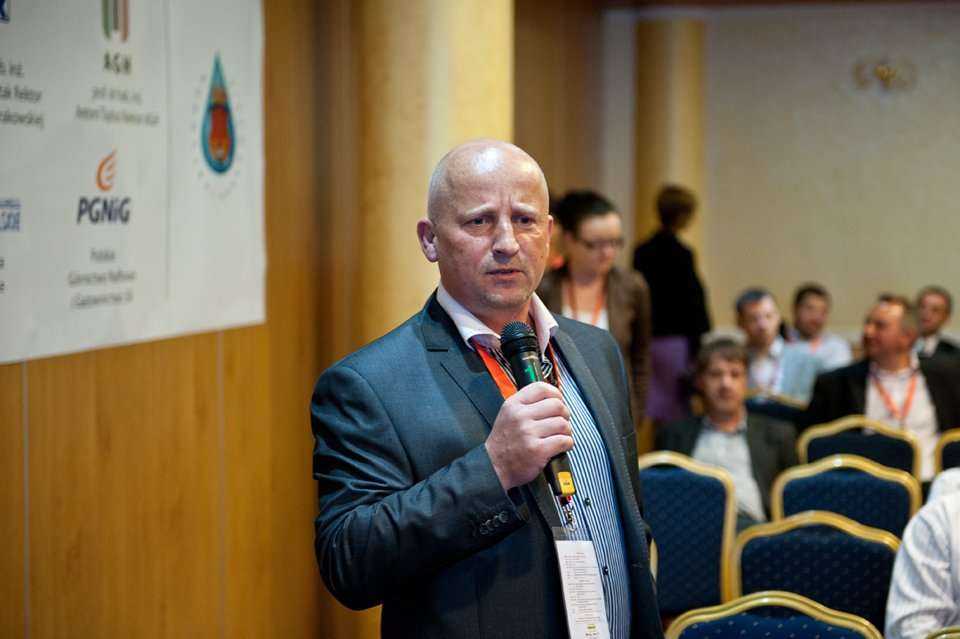 Dyskusje podczas panelu dyskusyjnego dotyczącego technologii bezwykopowych w rehabilitacji przewodów grawitacyjnych. Robert Wójcik z firmy Per Aarsleff Polska sp. z o.o. Fot. Quality Studio dla www.inzynieria.com