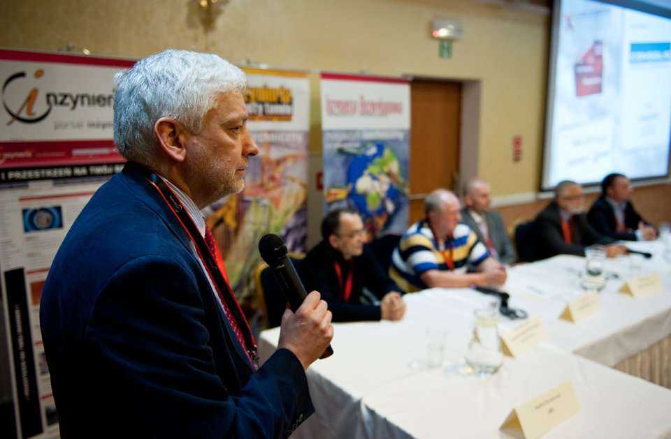 Panel dyskusyjny dotyczący technologii bezwykopowych w rehabilitacji przewodów grawitacyjnych, prowadzący Andrzej Roszkowski. Fot. Quality Studio dla www.inzynieria.com