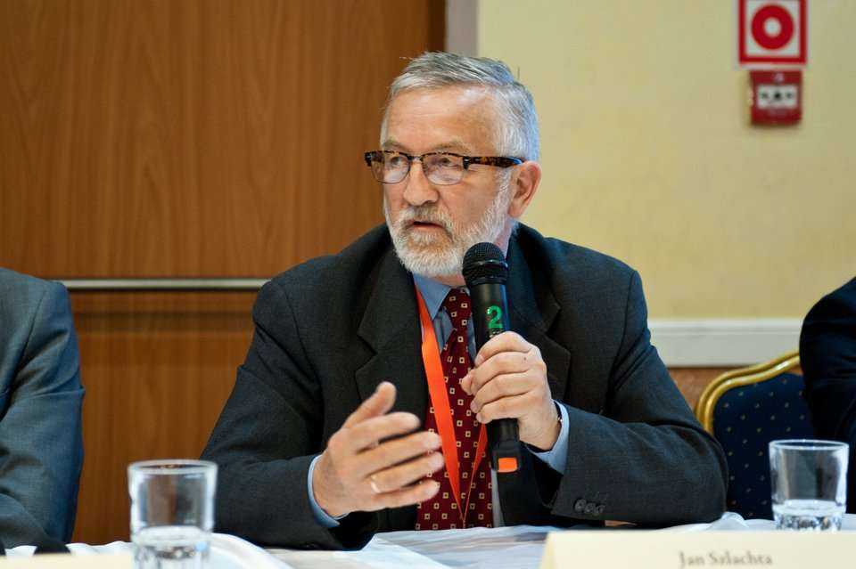 Panel dyskusyjny dotyczący technologii bezwykopowych w rehabilitacji przewodów grawitacyjnych. Od lewej: Jan Szlachta, Z-ca Dyrektora ds. Odbioru i Oczyszczania Ścieków, Miejskie Przedsiębiorstwo Wodociągów i Kanalizacji Spółka Akcyjna w Krakowie. Fot. Qu