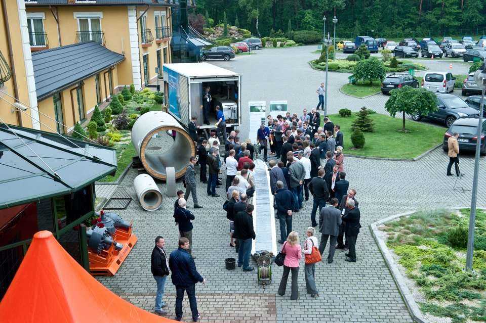 Pokaz na żywo - proces instalacji wykładziny CIPP firmy Brandenburger utwardzanej promieniami UV - Artur Bakaj, Grzegorz Owczarek, PPHU 'AKWA' sp.j. Cz. I - montaż korków na końcach rękawa szklanego, wprowadzenie do jego wnętrza (poprzez śluzę w korku) wó