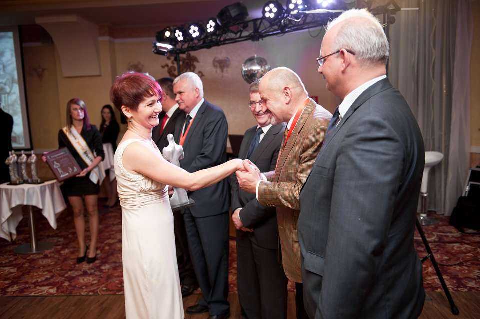 Urszula Stolarczyk z firmy Nawitel sp. z o.o. sp. k. odbiera gratulacje od prof. dra hab. inż. Adama Wysokowskiego, prof. Uniwersytetu Zielonogórskiego / fot. <a href='http://www.quality-studio.com' target='_blank'>Quality Studio</a> dla www.inzynieria.co