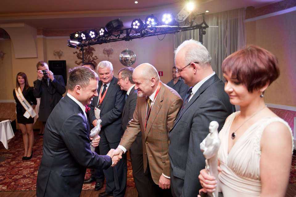 Tomasz Daniłoś z firmy INFRA S.A. odbiera gratulacje od prof. dra hab. inż. Adama Wysokowskiego, prof. Uniwersytetu Zielonogórskiego / fot. <a href='http://www.quality-studio.com' target='_blank'>Quality Studio</a> dla www.inzynieria.com