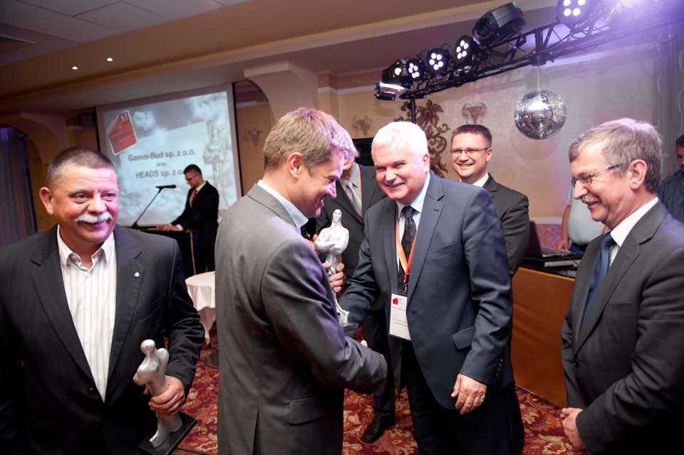 Krzysztof Czudec z firmy HEADS sp. z o.o. odbiera gratulacje od prof. dra hab inż. Cezarego Madryasa / fot. <a href='http://www.quality-studio.com' target='_blank'>Quality Studio</a> dla www.inzynieria.com