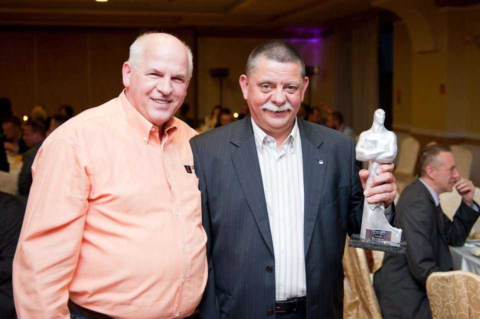 Od lewej: Ireneusz Sas z firmy JL Maskiner w Polsce sp. z o.o. oraz Michał Andrzejewski z firmy GAMM-BUD sp. z o.o. - laureat tegorocznej nagrody TYTAN 2013 / fot. <a href='http://www.quality-studio.com' target='_blank'>Quality Studio</a> dla www.inzynier