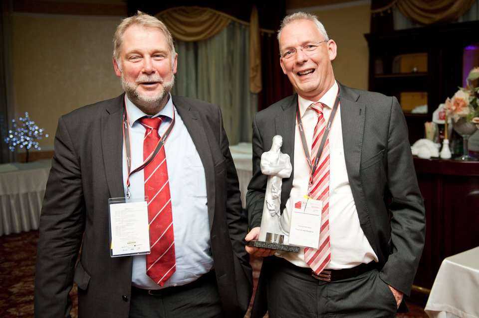 Od lewej: Ing. Günter Kruse z firmy LMR Drilling GmbH oraz Gerard Jonkergouw z firmy Visser & Smit Hanab, laureat tegorocznej nagrody TYTAN 2013 / fot. <a href='http://www.quality-studio.com' target='_blank'>Quality Studio</a> dla www.inzynieria.com