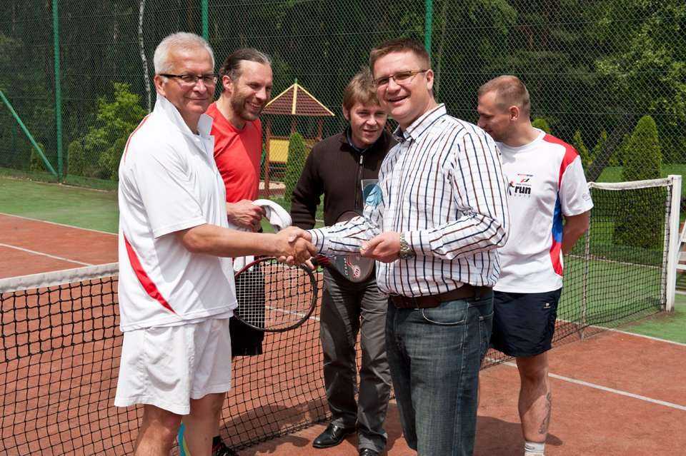 IV Mistrzostwa Świata Bezwykopowców w tenisie ziemnym - zwycięzca Mariusz Iwanejko z firmy INFRA S.A. odbiera nagrodę z rąk Pawła Kośmider - prezesa Wydawnictwa INŻYNIERIA sp. z o.o. / fot. <a href='http://www.quality-studio.com' target='_blank'>Quality S