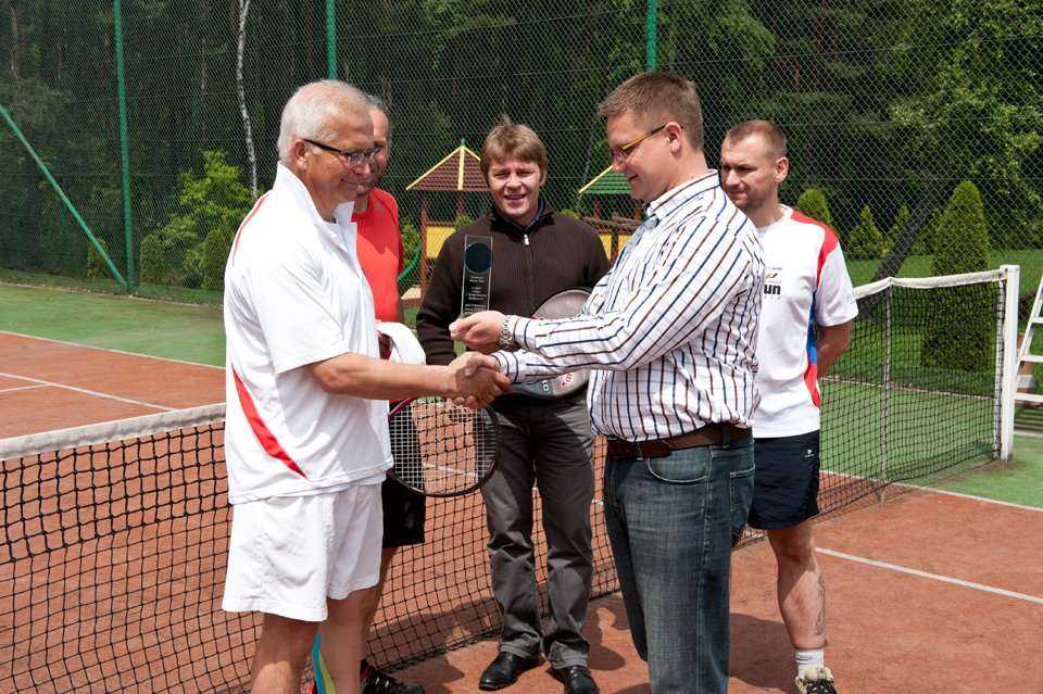 IV Mistrzostwa Świata Bezwykopowców w tenisie ziemnym - zwycięzca Mariusz Iwanejko z firmy INFRA S.A. odbiera nagrodę z rąk Pawła Kośmider - prezesa Wydawnictwa INŻYNIERIA sp. z o.o. / fot. <a href='http://www.quality-studio.com' target='_blank'>Quality S