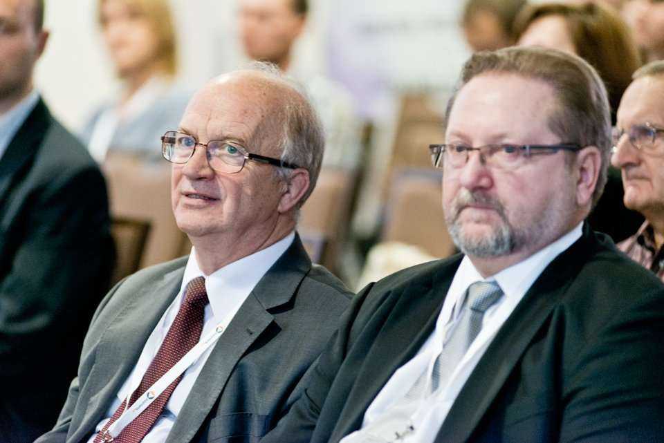 Obrady podczas V Konferencji Geoinżynieria w budownictwie. Od lewej: prof. dr hab. inż. Kazimierz Gwizdała - Politechnika Gdańska, dr hab. inż. Maciej Kumor, prof. UTP - Uniwersytet Technologiczno-Przyrodniczy w Bydgoszczy / fot. <a href='http://www.quali