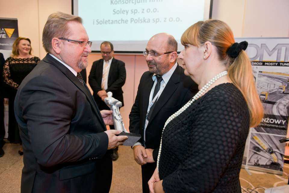 Dr hab. inż. Maciej Kumor, prof. UTP wręcza Nagrodę TYTAN laureatom: Robertowi Sołtysikowi i Iwonie Rauk-Stępień z firmy Soley sp. z o.o. / fot. <a href='http://www.quality-studio.com' target='_blank'>Quality Studio</a> dla www.inzynieria.com