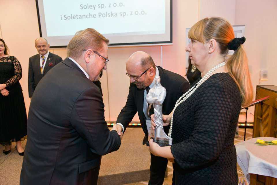 Dr hab. inż. Maciej Kumor, prof. UTP wręcza Nagrodę TYTAN laureatom: Robertowi Sołtysikowi i Iwonie Rauk-Stępień z firmy Soley sp. z o.o. / fot. <a href='http://www.quality-studio.com' target='_blank'>Quality Studio</a> dla www.inzynieria.com