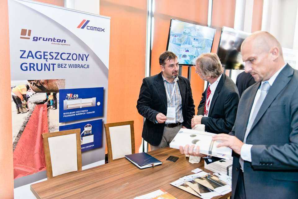 Stoiska firmowe podczas I Konferencji Budownictwo Podziemne 2015 / Dyskusje kuluarowe / fot. <a href='http://www.quality-studio.com' target='_blank'>Quality Studio</a> dla www.inzynieria.com