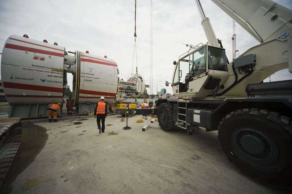 Montaż urządzenia TBM na stacji Rondo Daszyńskiego  / fot. inzynieria.com