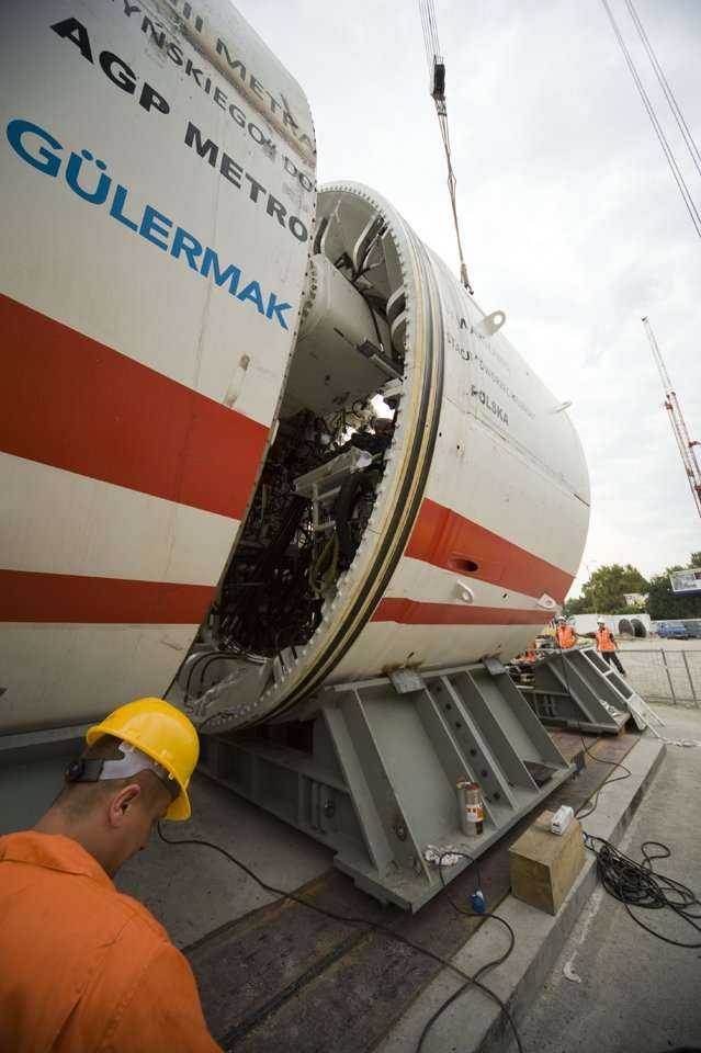 Montaż urządzenia TBM na stacji Rondo Daszyńskiego  / fot. inzynieria.com