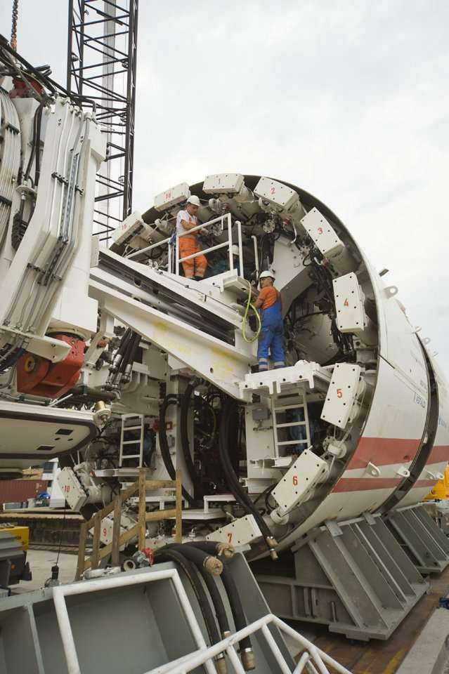 Montaż urządzenia TBM na stacji Rondo Daszyńskiego  / fot. inzynieria.com