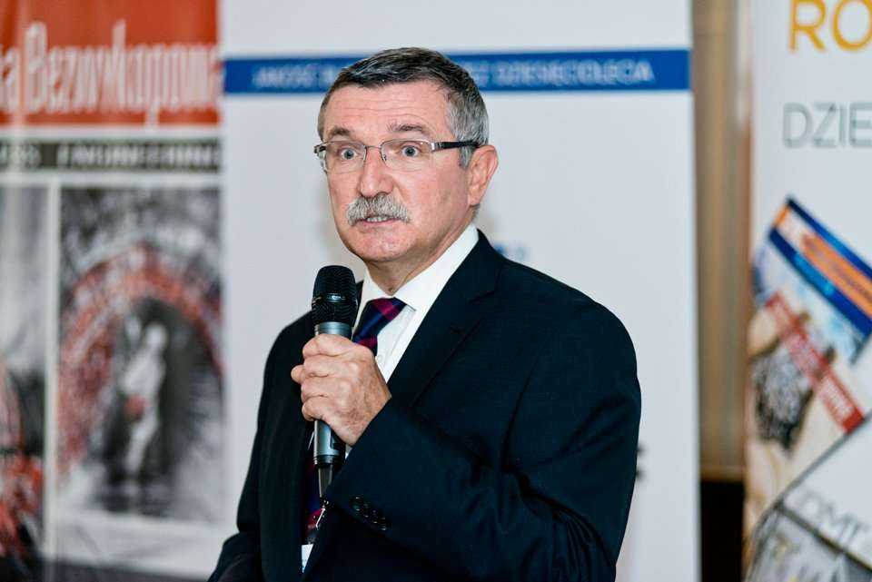 Nawierzchnia torowa o konstrukcji bezpodsypkowej w systemie blokowych podpór szynowych w otulinie EBS - Cezary Lipko, Dyrektor Techniczny TINES S.A. / fot. <a href='http://www.quality-studio.com' target='_blank'>Quality Studio</a> dla www.inzynieria.com