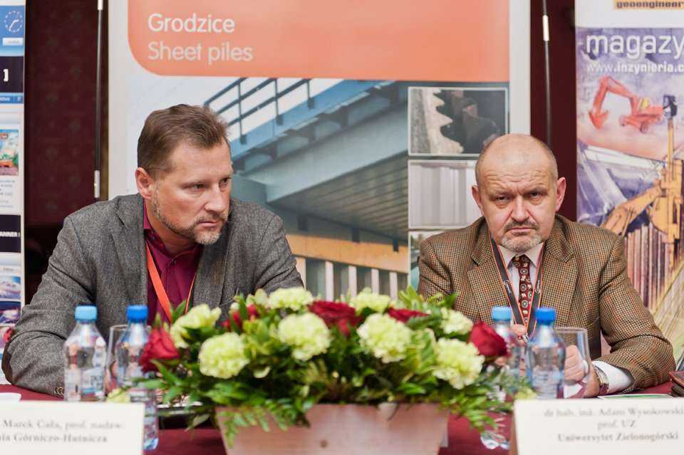 Członkowie prezydium, od lewej: dr hab. inż. Marek Cała, profesor nadzw. - Akademia Górniczo-Hutnicza, dr hab. inż. Adam Wysokowski - prof. UZ, Uniwersytet Zielonogórski / fot. <a href='http://www.quality-studio.com' target='_blank'>Quality Studio</a> dla