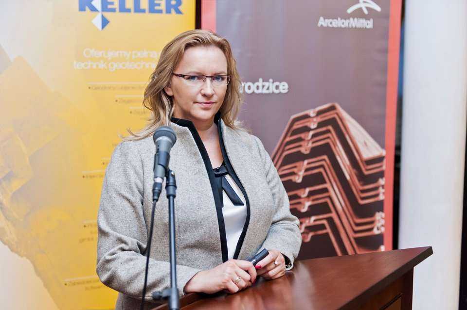 Otwarcie konferencji. Monika Socha-Kośmider z Wydawnictwa INŻYNIERIA sp. z o.o. / fot. <a href='http://www.quality-studio.com' target='_blank'>Quality Studio</a> dla www.inzynieria.com