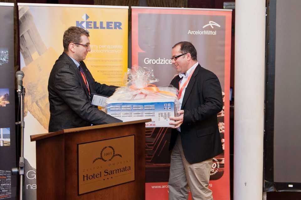 Zwycięzca konkursu dr inż. Jarosław Rybak, odbiera nagrodę z rąk przedstawiciela firmy Robobat Polska sp. z o.o. / fot. <a href='http://www.quality-studio.com' target='_blank'>Quality Studio</a> dla www.inzynieria.com