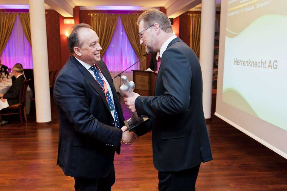 Nagrodę TYTAN 2013 w kategorii 'Budownictwo podziemne' odbiera Dymitr Petrow-Ganew z firmy Herrenknecht AG z rąk dr. hab. inż. Marka Cały, profesora nadzw. z Akademii Górniczo-Hutniczej / fot. <a href='http://www.quality-studio.com' target='_blank'>Qualit