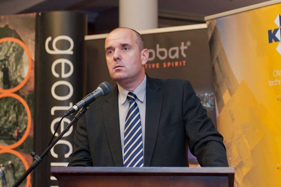 Zalety bocznego chwytu wbijanych grodzic na bazie rozwiązań konstrukcyjnych wibromłotów MOVAX - Michał Adamiecki, AM-TEC Engineering / fot. <a href='http://www.quality-studio.com' target='_blank'>Quality Studio</a> dla www.inzynieria.com