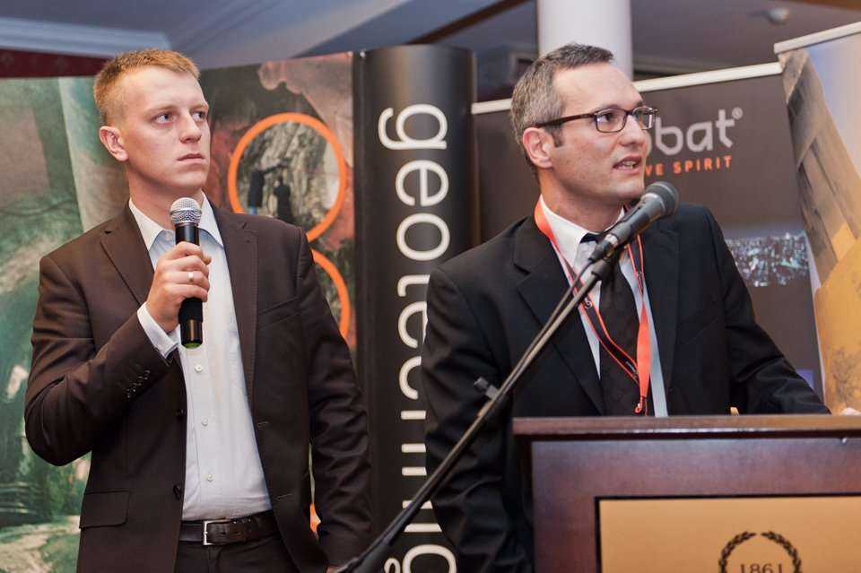 Płytki przemarsz tarcz pod zniszczoną zabudową zlokalizowaną w rejonie ulic Targowej, Sprzecznej, Zamoyskiego. Od lewej: Mateusz Witczyński - AGP Metro Polska S.C., mgr inż. Marco Barbanti - Astaldi S.p.A. / fot. <a href='http://www.quality-studio.com' ta