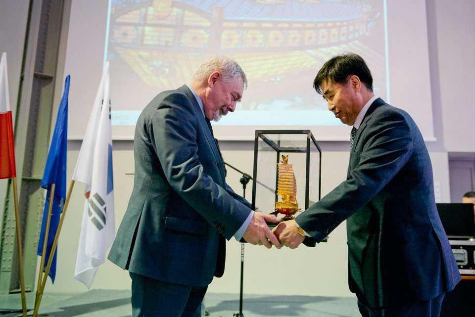 Jun-Hyung Kim, wiceprezes POSCO Engineering Co. Ltd. wręcza prezent Jackowi Majchrowskiemu, Prezydentowi Miasta Krakowa / fot. <a href='http://www.quality-studio.com' target='_blank'>Quality Studio</a> dla www.inzynieria.com