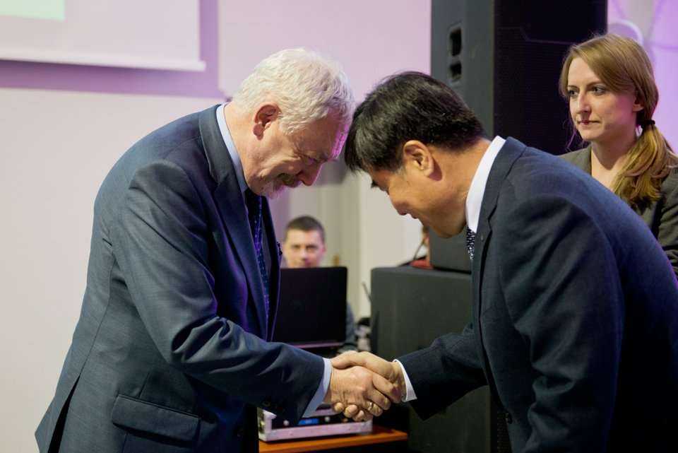 Jacek Majchrowski, Prezydent Krakowa, wręcza prezent Jun-Hyung Kimowi, wiceprezesowi POSCO Engineering Co. Ltd. / fot. <a href='http://www.quality-studio.com' target='_blank'>Quality Studio</a> dla www.inzynieria.com