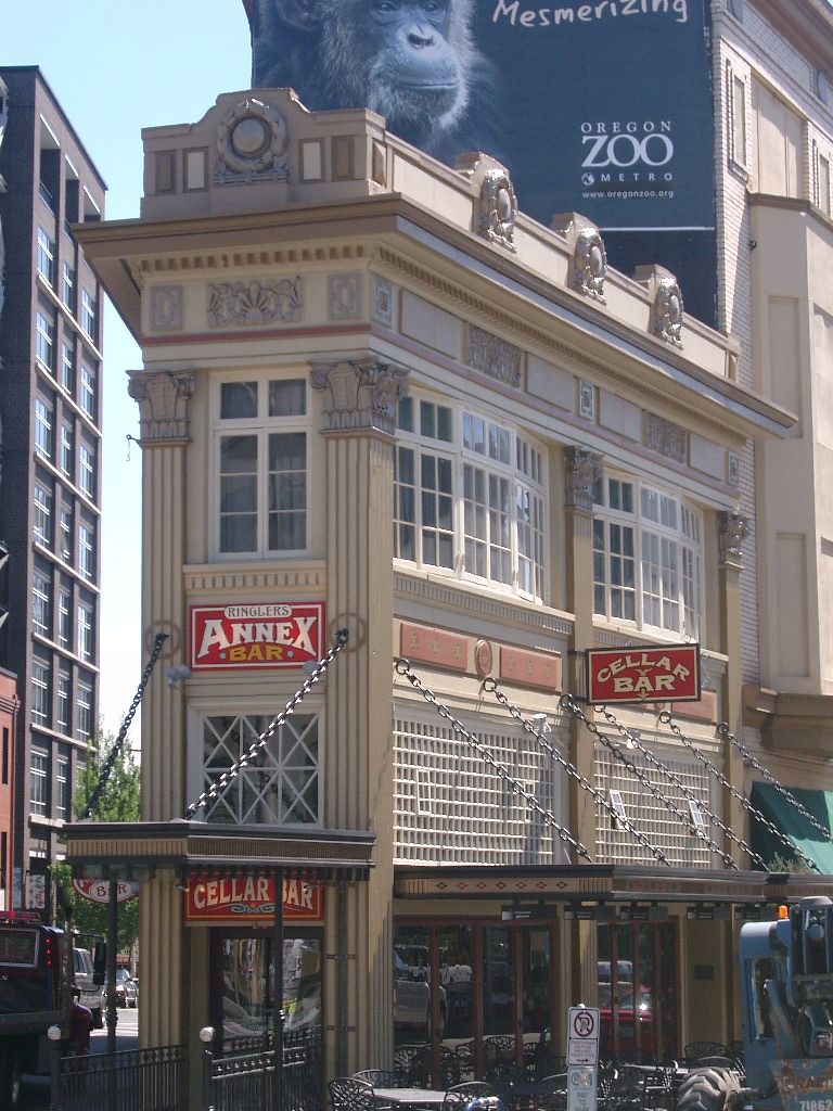 Najmniejszy komercyjny budynek w Portland (Oregon, USA). Fot. Ajbenj