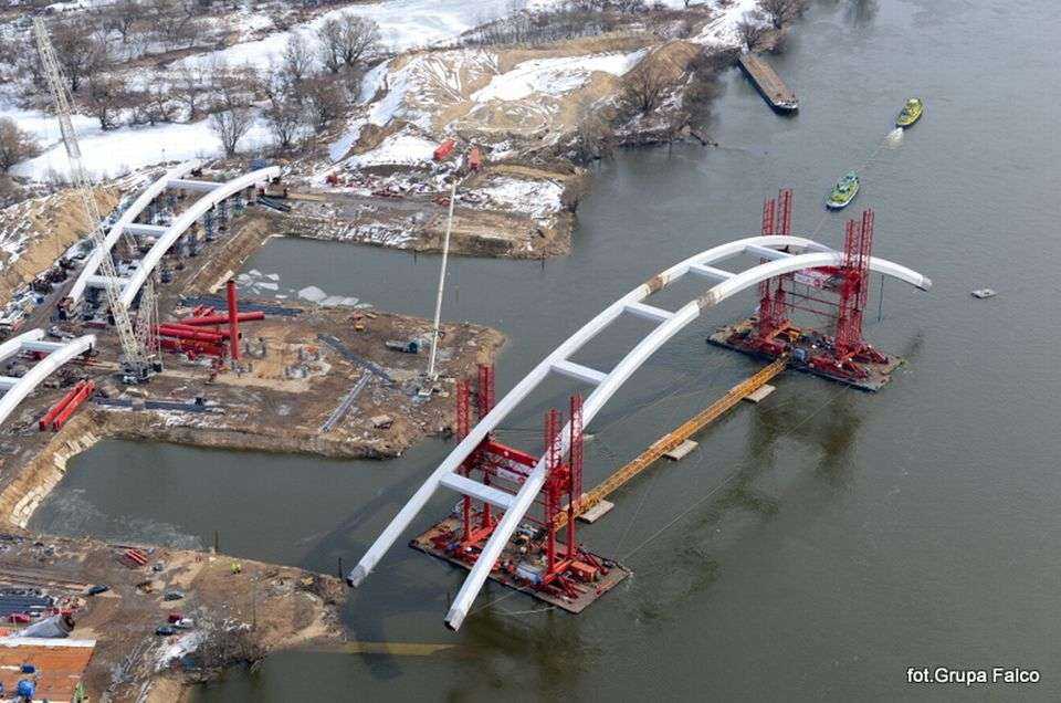 Transport łuku mostu toruńskiego  z 'lotu ptaka'. Fot. Grupa Falco. Źródło: Urząd Miasta Torunia