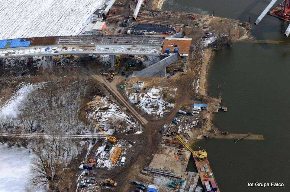 Transport łuku mostu toruńskiego  z 'lotu ptaka'. Fot. Grupa Falco. Źródło: Urząd Miasta Torunia