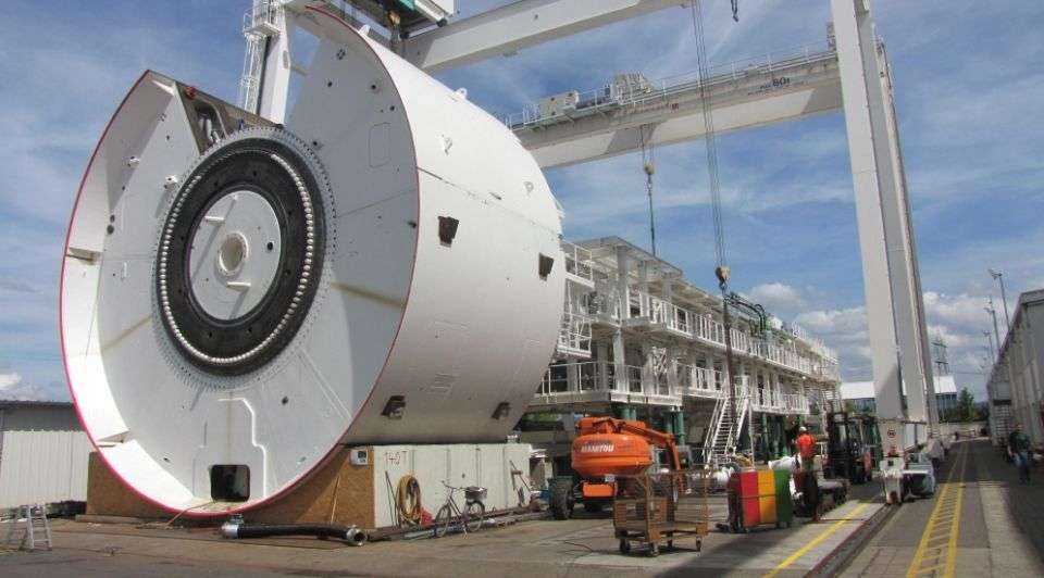 Widok na maszynę TBM z boku łącznie z galeriami, na których montowany będzie osprzęt. Fot. Gdańskie Inwestycje Komunalne sp. z o.o. (stan na 2 sierpnia 2012 r.)