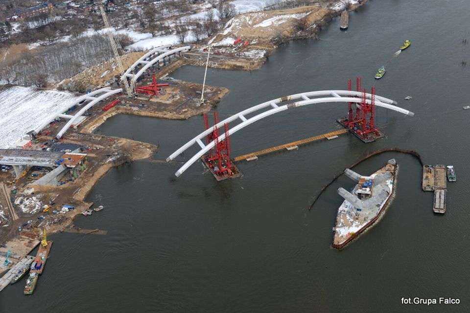 Transport łuku mostu toruńskiego  z 'lotu ptaka'. Fot. Grupa Falco. Źródło: Urząd Miasta Torunia