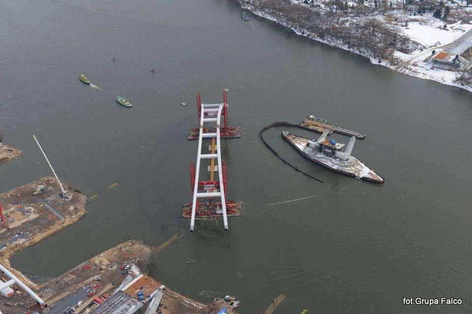 Transport łuku mostu toruńskiego  z 'lotu ptaka'. Fot. Grupa Falco. Źródło: Urząd Miasta Torunia
