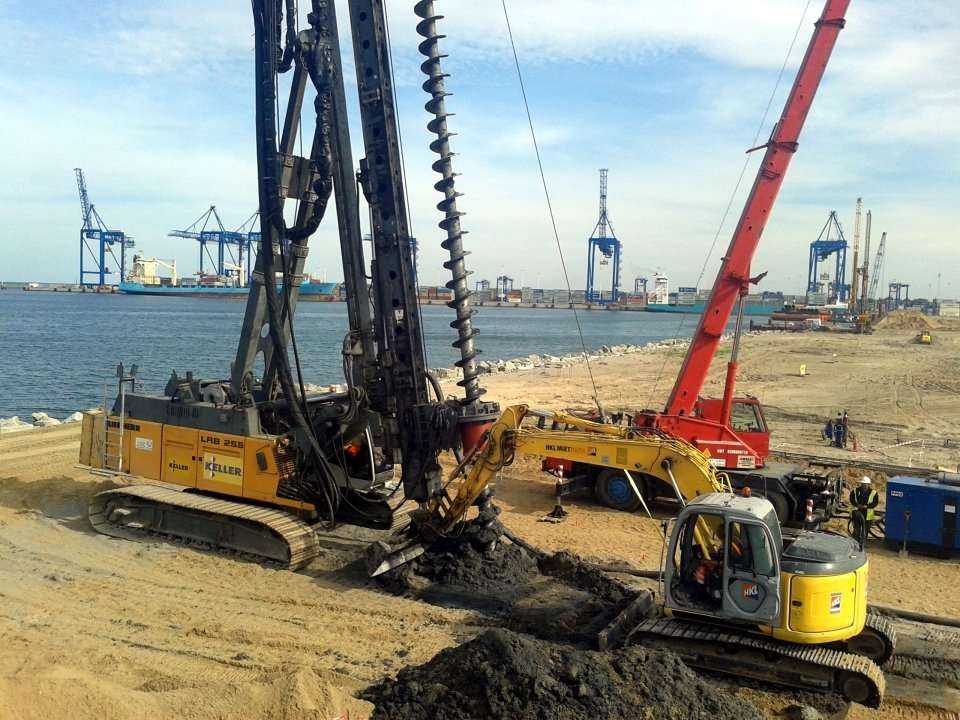 Roboty obejmowały wykonanie pali CFA o średnicy 650 mm i długości do 29 m, w tym także nachylonych 1:6. Na zdjęciu wykonywanie pali CFA pod fundamentem belki odlądowej. Fot. z archiwum Keller Polska sp. z o.o.