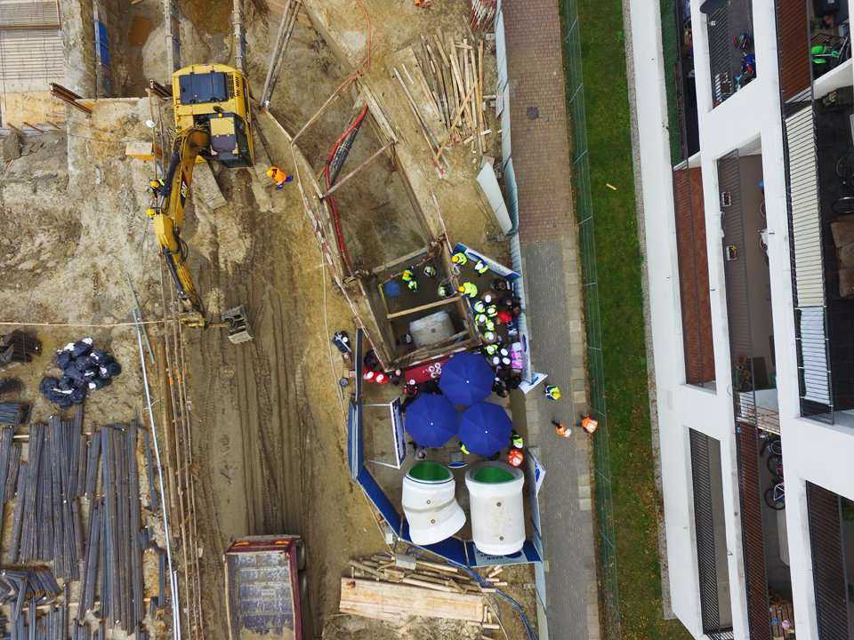 Pokaz odcinka kanalizacji zbudowanego z rur żelbetowych z okładziną PEHD o profilu jajowym – największych z oferty HABA-Beton. Fot. <a href='http://www.quality-studio.com' target='_blank'>Quality Studio</a> dla www.inzynieria.com