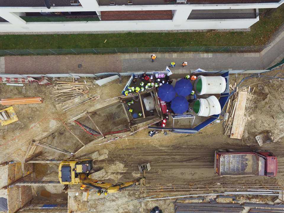 Pokaz odcinka kanalizacji zbudowanego z rur żelbetowych z okładziną PEHD o profilu jajowym – największych z oferty HABA-Beton. Fot. <a href='http://www.quality-studio.com' target='_blank'>Quality Studio</a> dla www.inzynieria.com