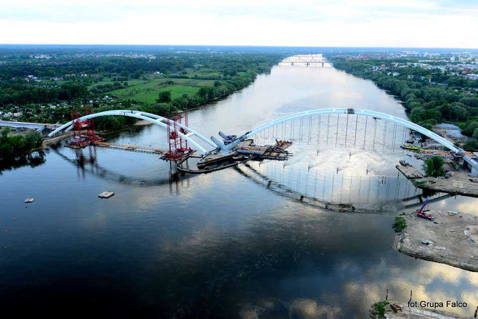 Trwa montaż drugiego łuku na moście w Toruniu