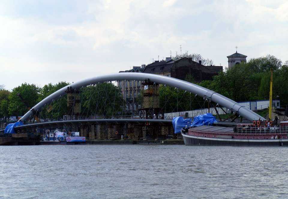 Budowa kładki - stan na 08.05.2010; fot.: inzynieria.com