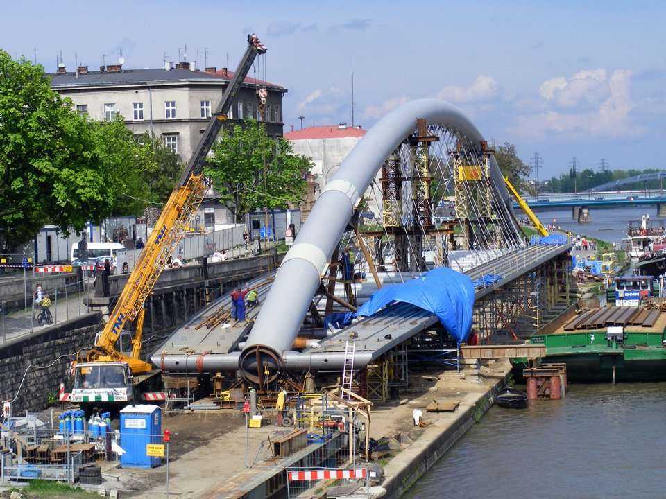 Budowa kładki - stan na 08.05.2010; fot.: inzynieria.com